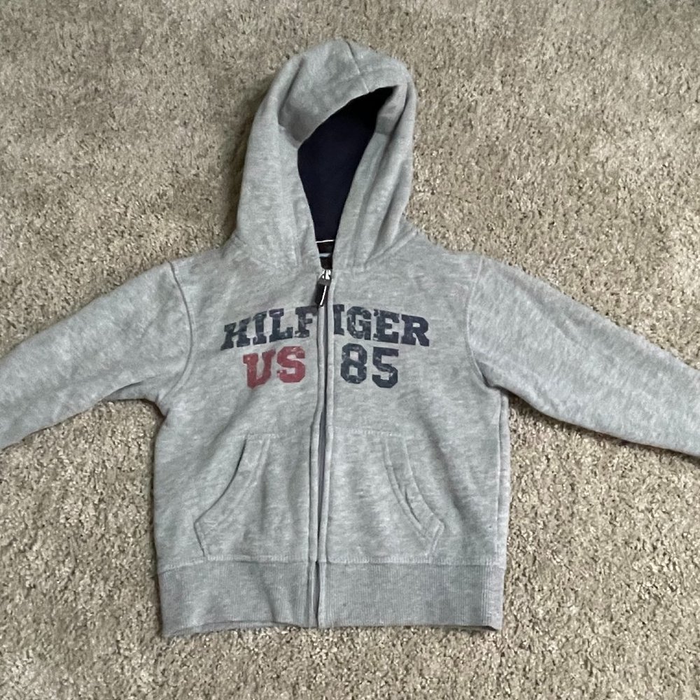 💙❤️ Gray Tommy Hilfiger Zip-up Hooded Sweatshirt with pockets Size 3T❤️💙